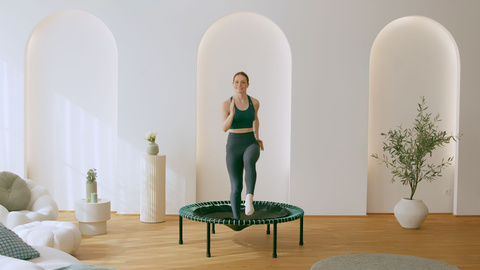 Une femme s'entraîne sur le bellicon avec des élastiques Mint.
