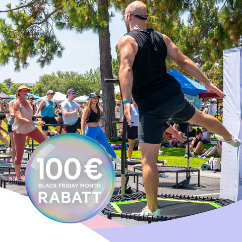 Trainer Dustin leitet ein Outdoor-Training auf dem bellicon.