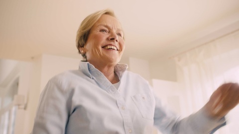 Woman smiles and enjoys training on the bellicon.