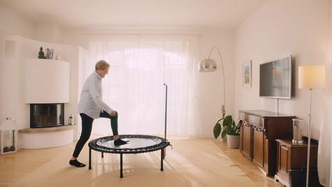 Frau steigt auf das bellicon und macht sich bereit für ihr Training mit bellicon+.