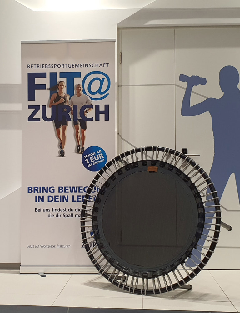 Sport am Arbeitsplatz mit der Zurich Versicherung – warum das Trampolin im Büro so gesund ist